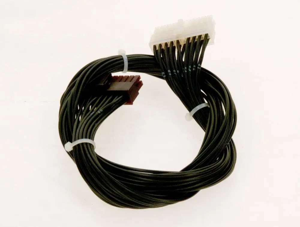 Kabel mit mehreren Leitungen von Bosch, verbunden mit zwei Steckverbindern, in einem einfachen Design für elektrische Anwendungen.